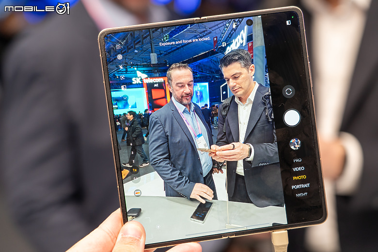 榮耀 Robot Phone 亮相 MWC｜首搭 4DoF 三軸雲台相機、導入自然 AI 互動！