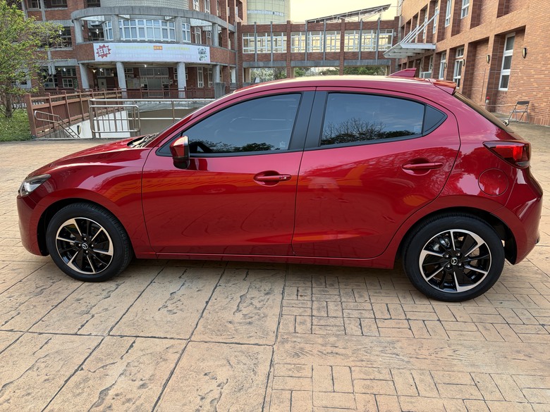 晶豔魂動紅Mazda2使用心得與導航改裝經驗分享