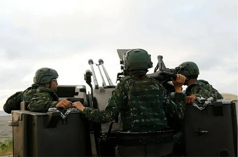 戰爭態勢的改變，台灣應該優先儲備一定數量的Hydra 70火箭彈與APKWS II導引套件~~