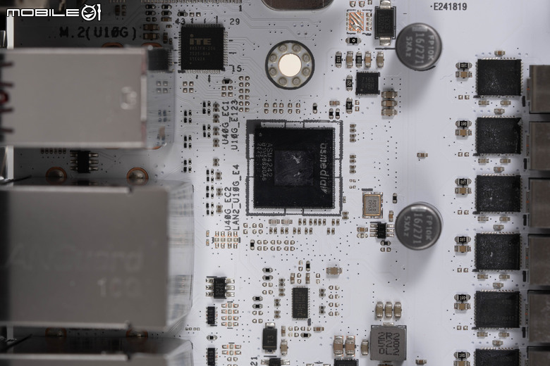 ROG CROSSHAIR X870E GLACIAL 主機板開箱實測 不光配置性能頂尖 更具備雙 10 GbE 海量高速傳輸