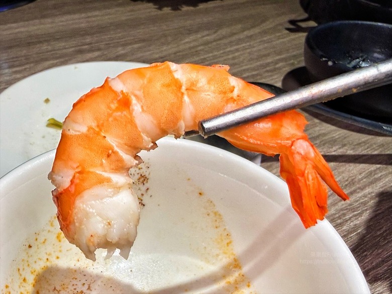 獨家泰式醬料,道地泰式火鍋、銅盤烤肉,自助吧吃到飽,好吃又美味