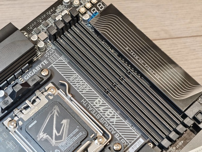 打造極致純黑風格，X870 AORUS STEALTH背插式主機板開箱試用