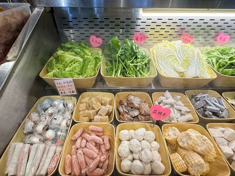 獨家泰式醬料,道地泰式火鍋、銅盤烤肉,自助吧吃到飽,好吃又美味