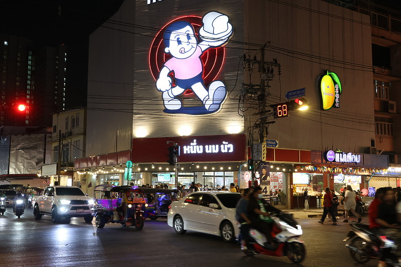 點我看大圖 泰國曼谷--Dusit Central Park百貨/唐人街夜市/ICONSIAM購物中心/美食觀光巴士/BIG C伴手禮天堂/朱拉隆功夜市