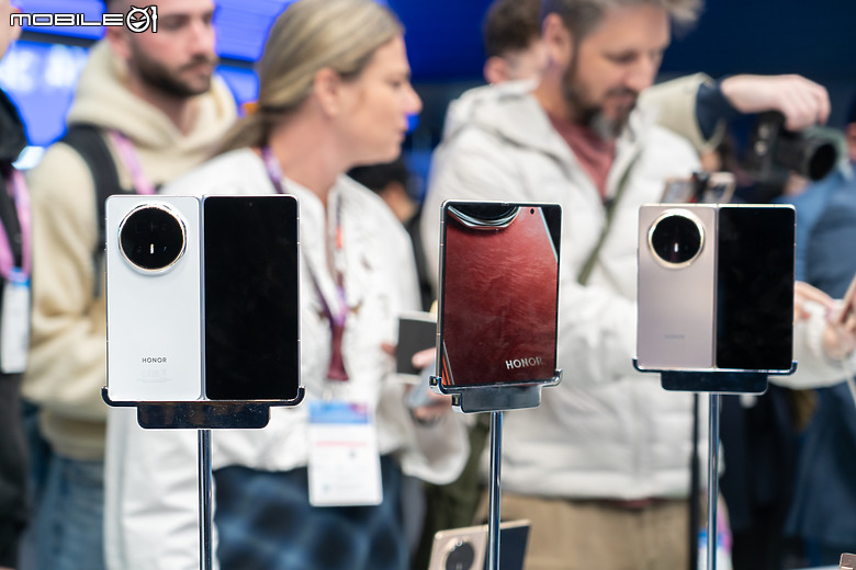 榮耀 Robot Phone 亮相 MWC｜首搭 4DoF 三軸雲台相機、導入自然 AI 互動！
