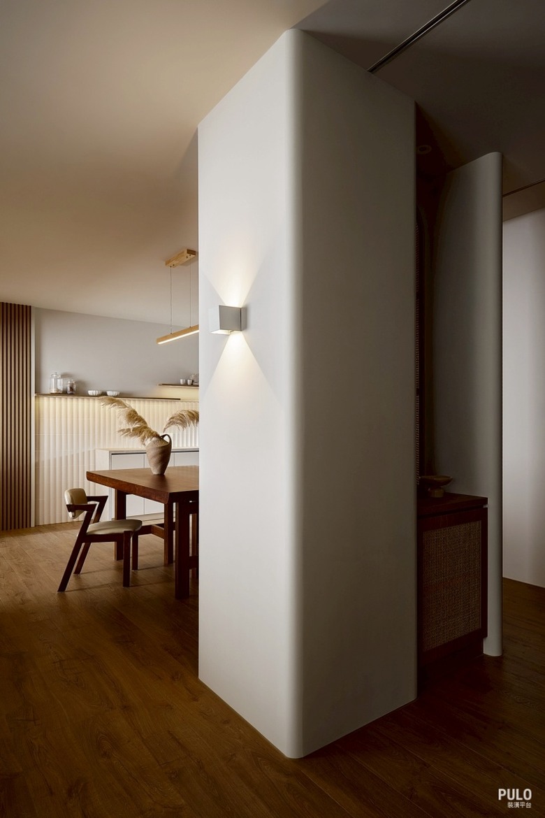 桃園35坪中古透天翻新：用圓弧與玻璃磚，將長型老屋改造成日式侘寂風