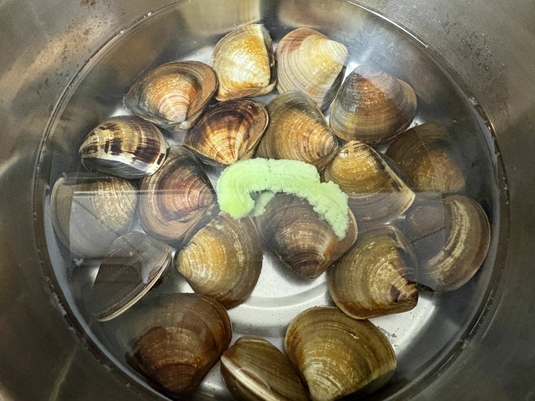 週末才有的餐桌:乾煎雞腿+蛤蠣火鍋,雙薪家庭的假日料理