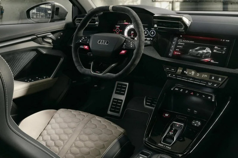 五缸絕唱?Audi RS3 Competition限量版全球首發,300輛稀缺配額致敬內燃機巔峰!