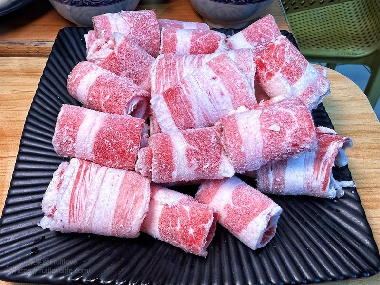 火烤兩吃吃到飽免服務費,泰式醃肉清爽嫩口,聚餐推薦