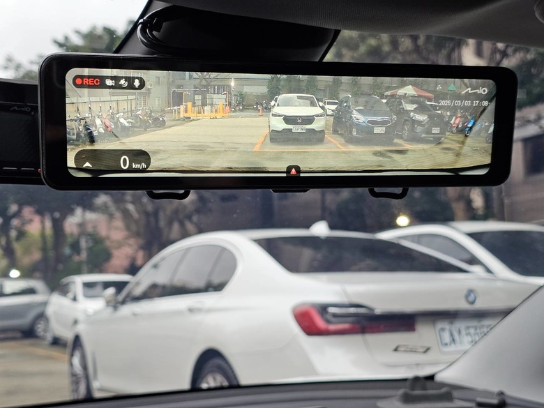 Mio瞻前顧後，還能環顧四周！(MiVue R888W3三鏡頭後視鏡型行車記錄器開箱分享)