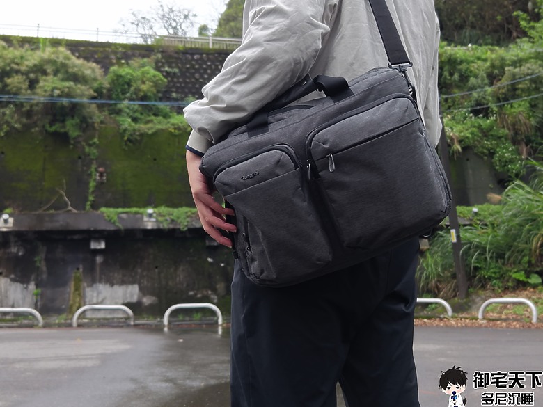 點我看大圖 開箱|【Targus 泰格斯】TBT94304GL 15-16 吋筆電側背後背包 - 是側背包也是後背包,秒切換你的專業與自在!