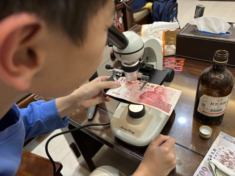孩子的微觀世界啟蒙，老光學顯微鏡的AI數位化DIY開箱