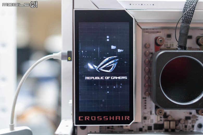 ROG CROSSHAIR X870E GLACIAL 主機板開箱實測 不光配置性能頂尖 更具備雙 10 GbE 海量高速傳輸
