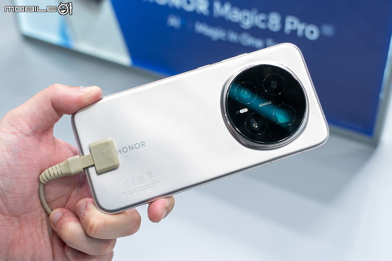 榮耀 Robot Phone 亮相 MWC｜首搭 4DoF 三軸雲台相機、導入自然 AI 互動！