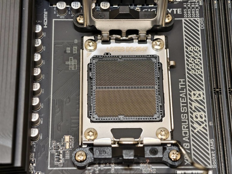 打造極致純黑風格，X870 AORUS STEALTH背插式主機板開箱試用