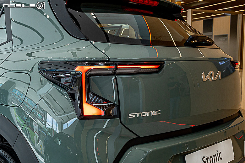 【採訪】Kia Stonic 單一車型 89.9 萬元正式上市，可加價 2 萬選用「莫蘭迪綠套件」！