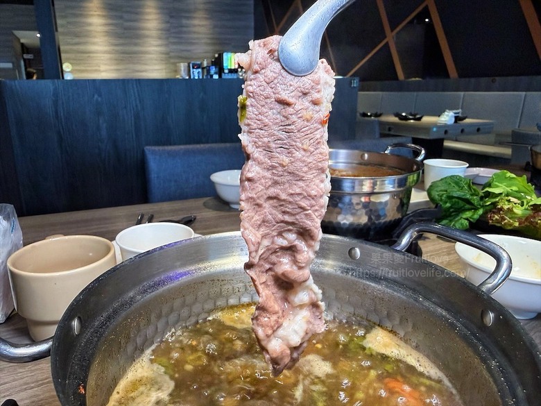 獨家泰式醬料,道地泰式火鍋、銅盤烤肉,自助吧吃到飽,好吃又美味