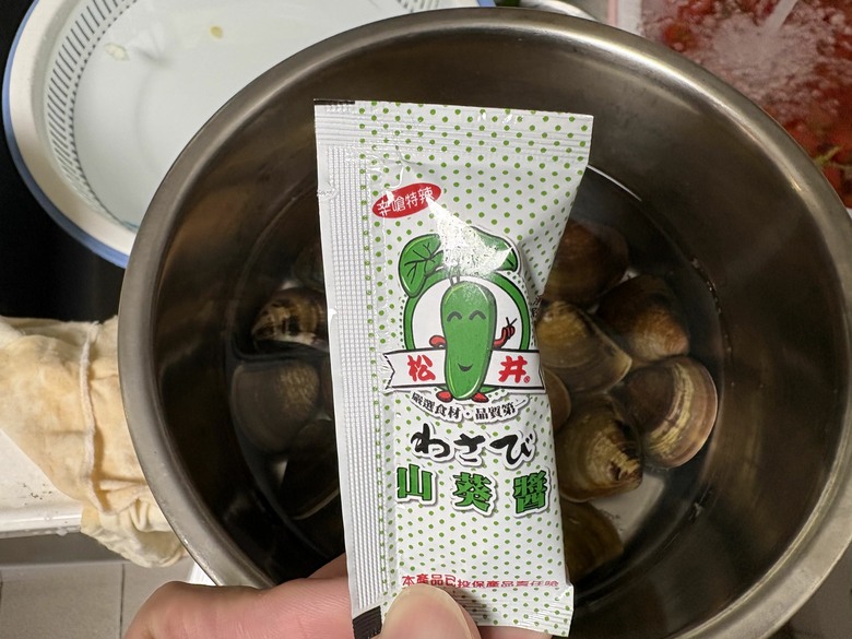 週末才有的餐桌:乾煎雞腿+蛤蠣火鍋,雙薪家庭的假日料理