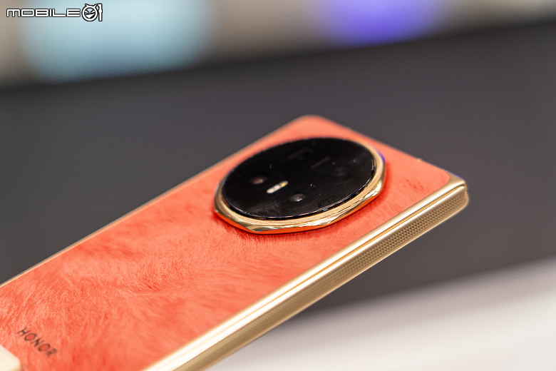 榮耀 Robot Phone 亮相 MWC｜首搭 4DoF 三軸雲台相機、導入自然 AI 互動！