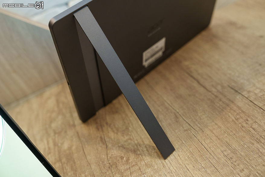 Acer Iconia X14 內建一體式金屬立架,可無段調整角度,使用靈活