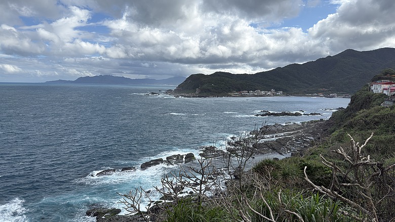 點我看大圖 山與海景色間的週末紀行:鼻頭角與小油坑的觀景與賞鳥行