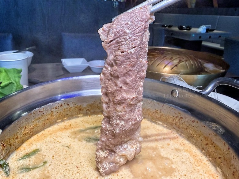 獨家泰式醬料,道地泰式火鍋、銅盤烤肉,自助吧吃到飽,好吃又美味