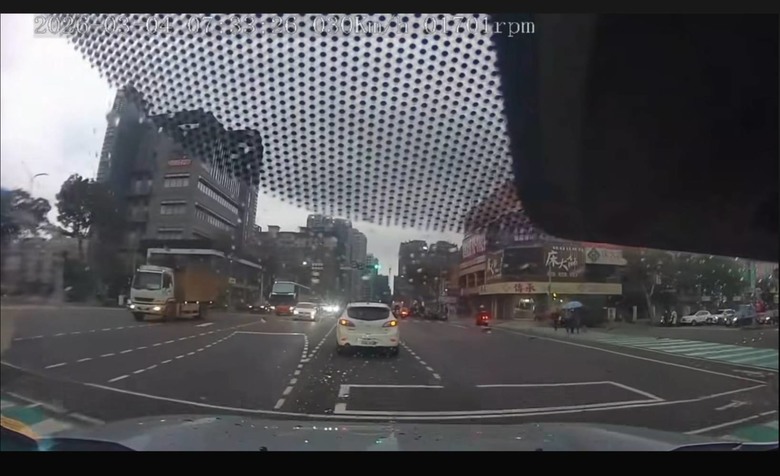 Mio瞻前顧後，還能環顧四周！(MiVue R888W3三鏡頭後視鏡型行車記錄器開箱分享)