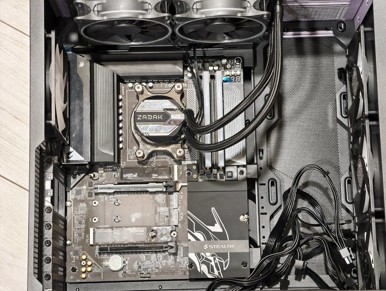 打造極致純黑風格，X870 AORUS STEALTH背插式主機板開箱試用