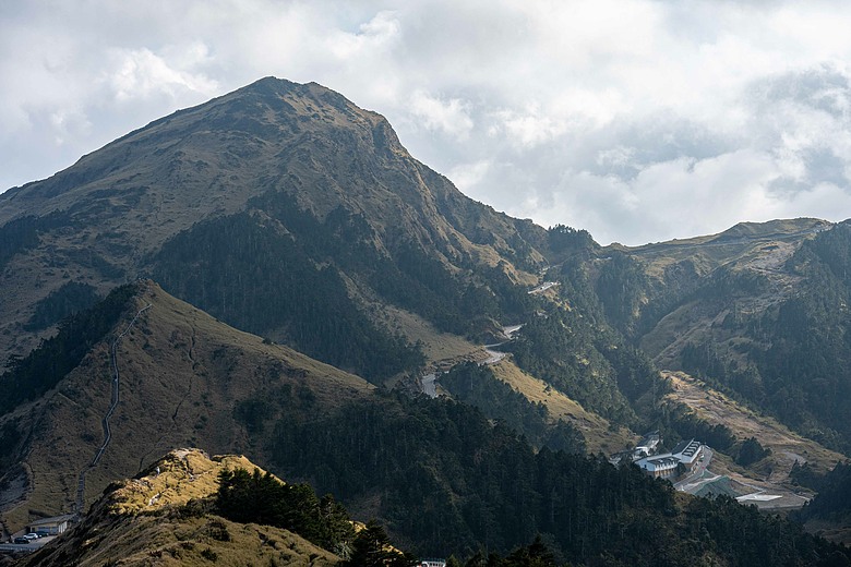 石門山頂展望合歡東峰與陡峭山谷
