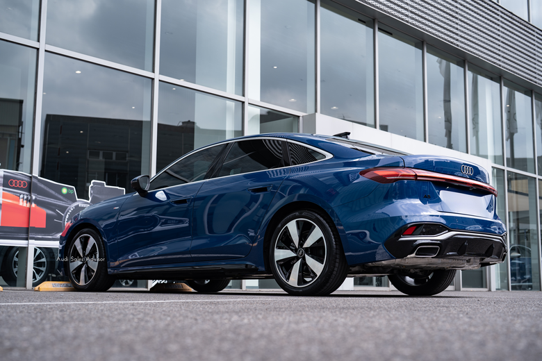交車分享｜Audi A5 Sedan TFSI 110kW S line｜金屬星夜藍・Ascari Blue Metallic・9W