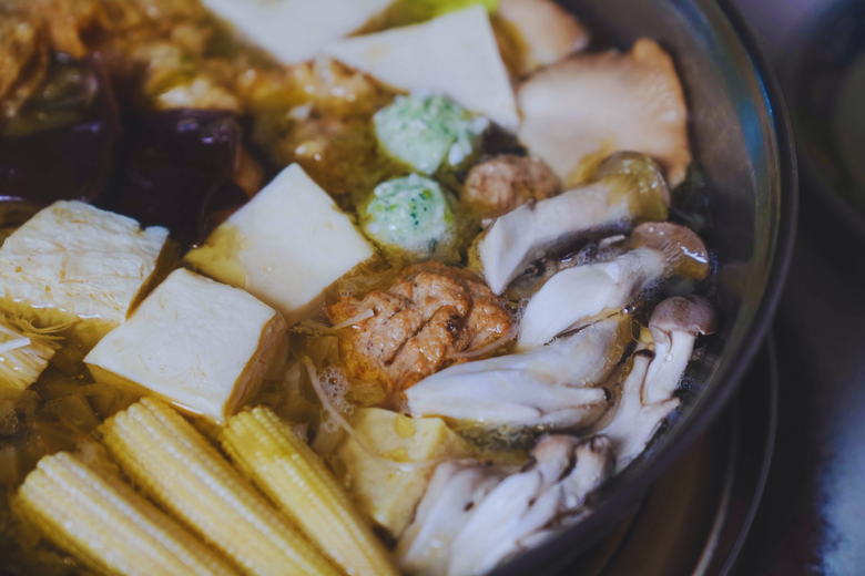 【台南素食火鍋推薦】安平東北酸白菜火鍋｜老師傅手工酸白菜鍋：契作農法、天然發酵的酸白菜｜16種以上新鮮蔬菜｜天然的保證