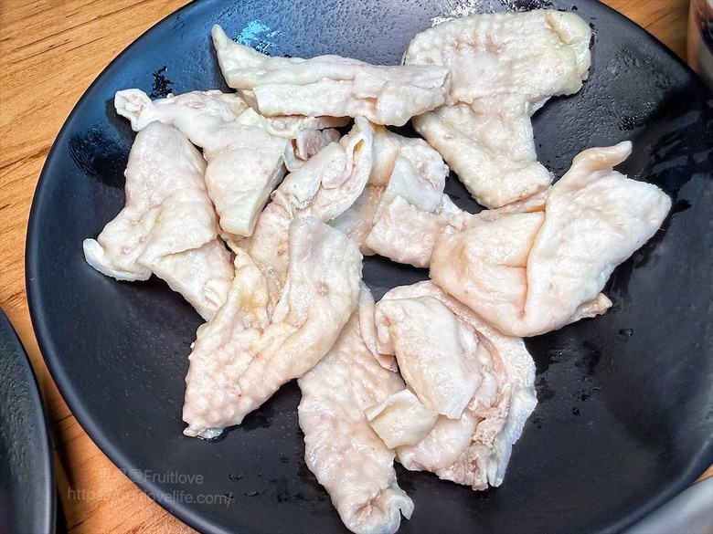 火烤兩吃吃到飽免服務費,泰式醃肉清爽嫩口,聚餐推薦