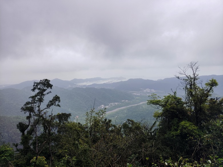 背著書包去越野--白米甕林道台泥大白山礦路