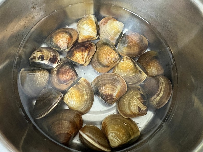 週末才有的餐桌:乾煎雞腿+蛤蠣火鍋,雙薪家庭的假日料理