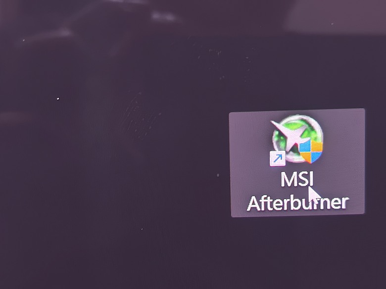 點我看大圖 微星MSI MAG 321UP QD-OLED表面鍍膜脫落