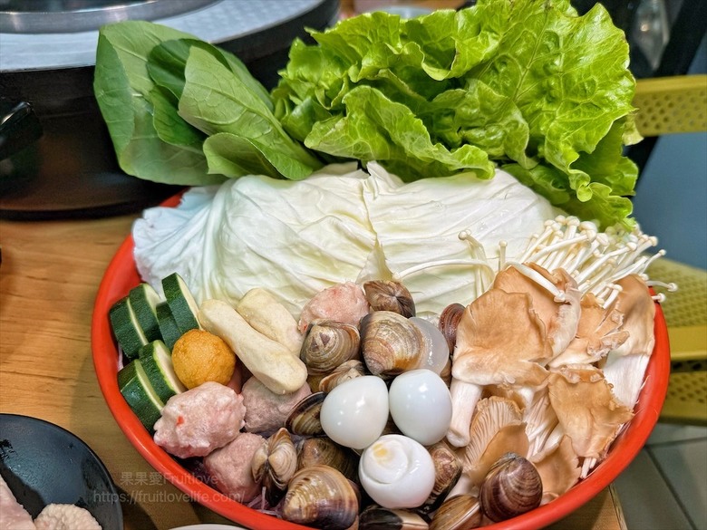 火烤兩吃吃到飽免服務費,泰式醃肉清爽嫩口,聚餐推薦