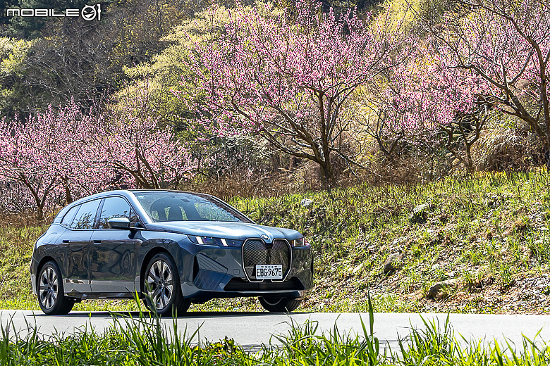 BMW iX xDrive45 Excellence 試駕｜與純電旗艦共遊武陵賞花海！