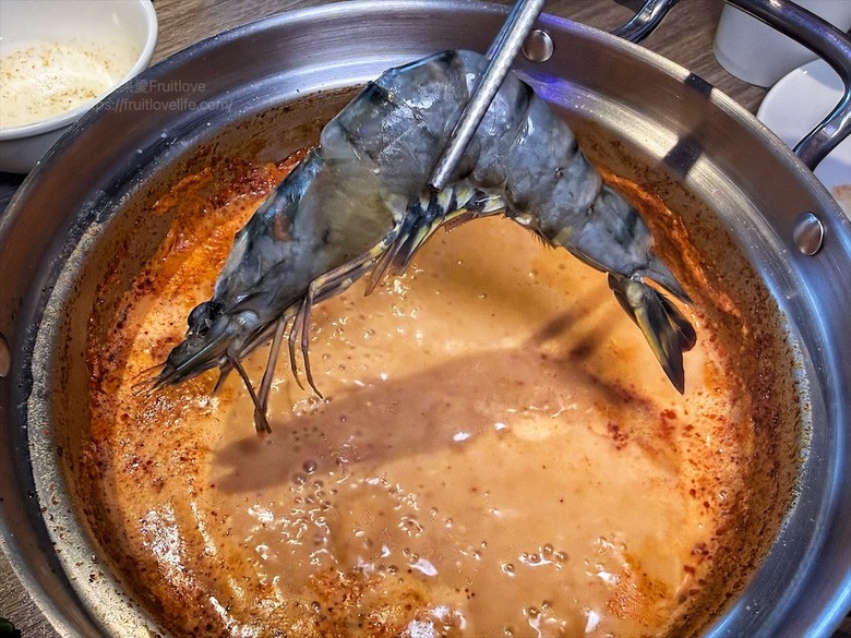獨家泰式醬料,道地泰式火鍋、銅盤烤肉,自助吧吃到飽,好吃又美味