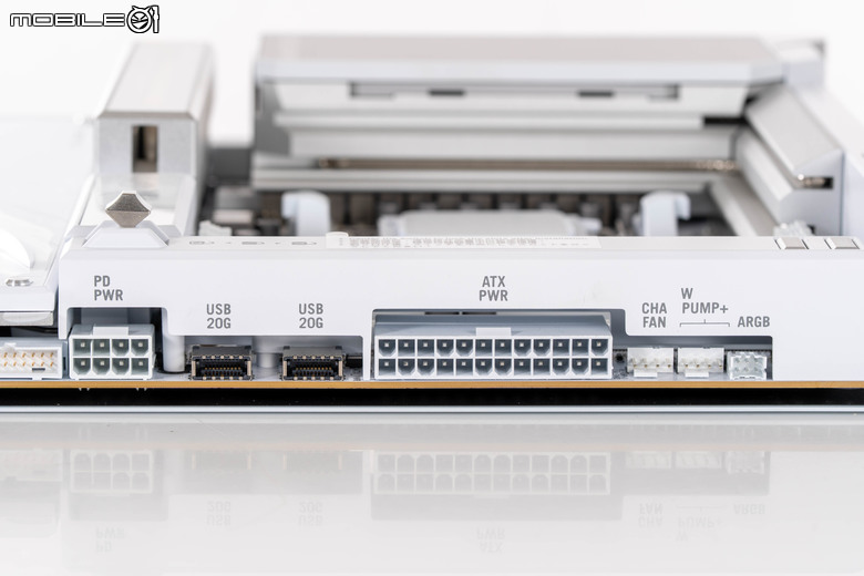 ROG CROSSHAIR X870E GLACIAL 主機板開箱實測 不光配置性能頂尖 更具備雙 10 GbE 海量高速傳輸