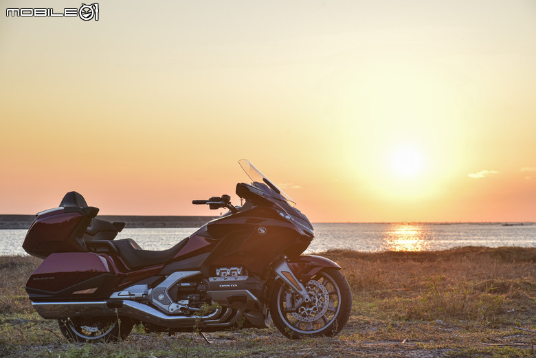 HONDA Goldwing 1800 DCT ABS試駕｜六缸奏鳴，是神性的演繹