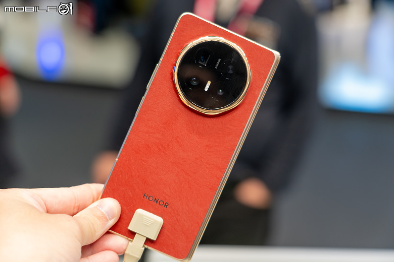 榮耀 Robot Phone 亮相 MWC｜首搭 4DoF 三軸雲台相機、導入自然 AI 互動！