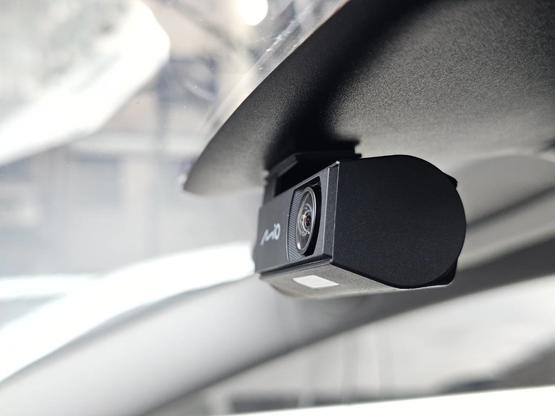 Mio瞻前顧後，還能環顧四周！(MiVue R888W3三鏡頭後視鏡型行車記錄器開箱分享)