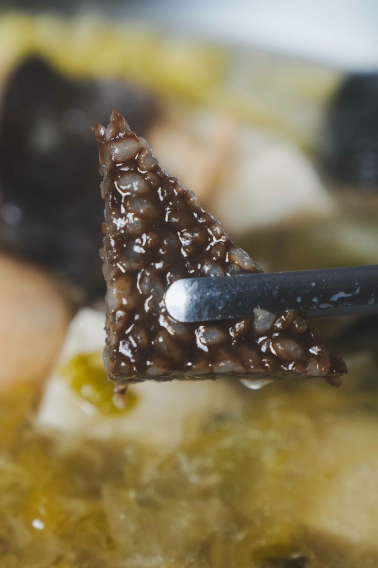 【台南素食火鍋推薦】安平東北酸白菜火鍋｜老師傅手工酸白菜鍋：契作農法、天然發酵的酸白菜｜16種以上新鮮蔬菜｜天然的保證