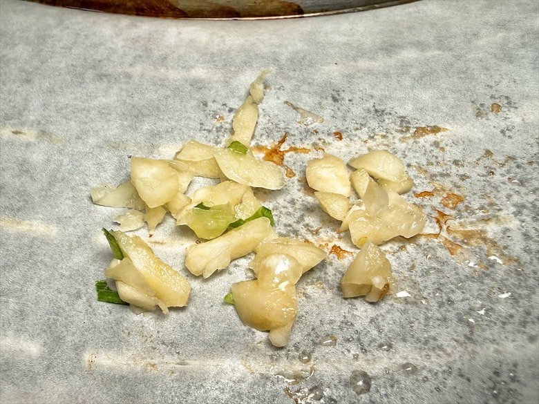 火烤兩吃吃到飽免服務費,泰式醃肉清爽嫩口,聚餐推薦