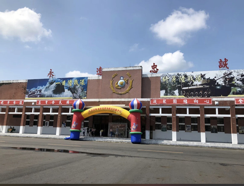 騎 訪 屏 東 龍 泉 ( 陸 戰 隊 新 訓 中 心 )