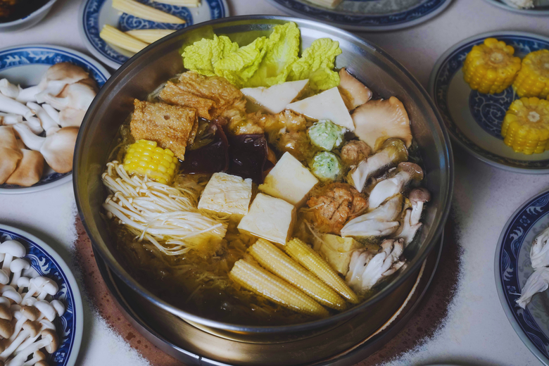 【台南素食火鍋推薦】安平東北酸白菜火鍋｜老師傅手工酸白菜鍋：契作農法、天然發酵的酸白菜｜16種以上新鮮蔬菜｜天然的保證