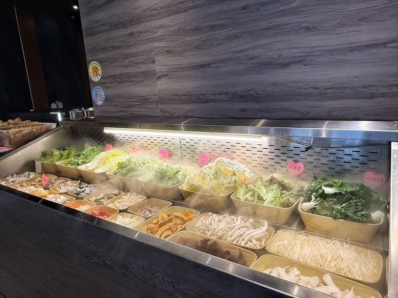 獨家泰式醬料,道地泰式火鍋、銅盤烤肉,自助吧吃到飽,好吃又美味