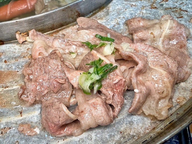 火烤兩吃吃到飽免服務費,泰式醃肉清爽嫩口,聚餐推薦