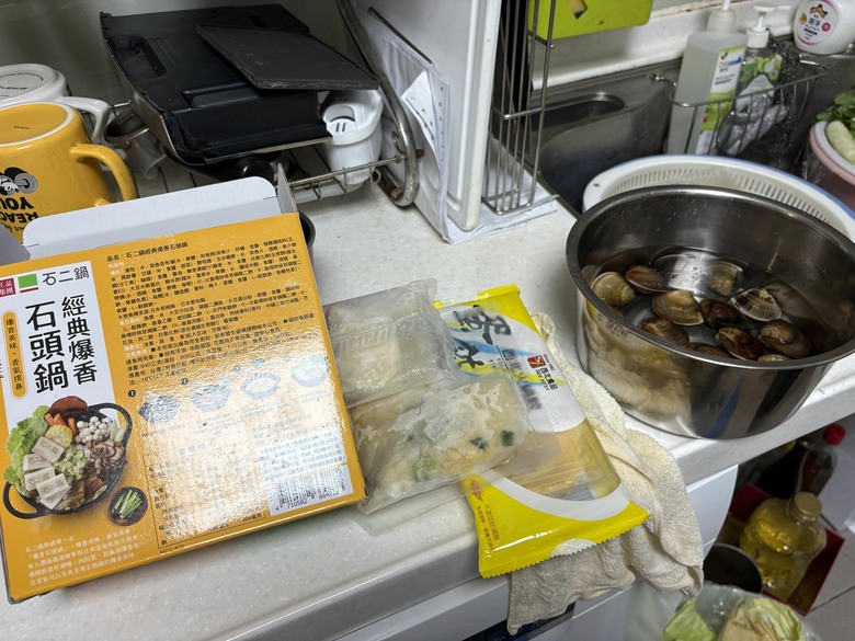 週末才有的餐桌:乾煎雞腿+蛤蠣火鍋,雙薪家庭的假日料理