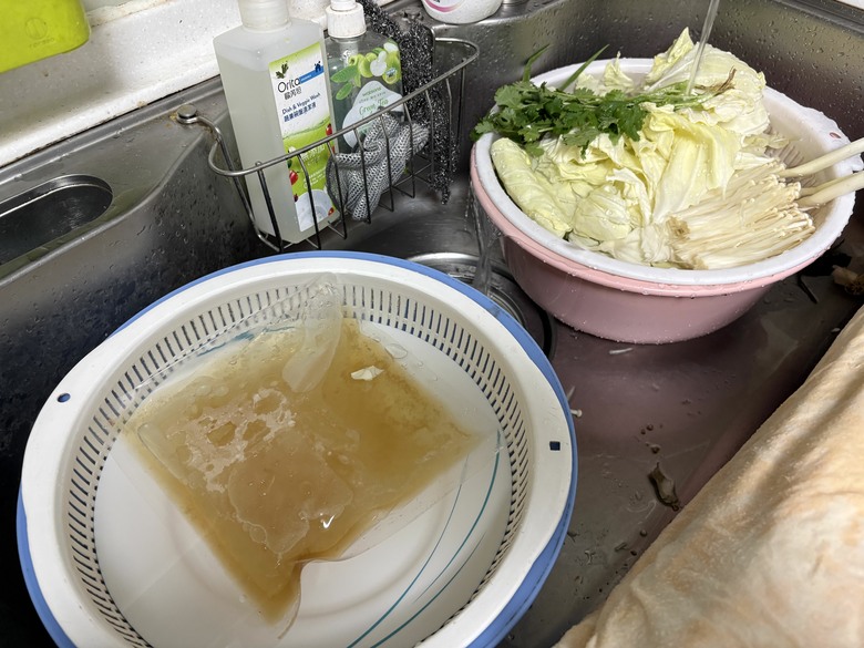 週末才有的餐桌:乾煎雞腿+蛤蠣火鍋,雙薪家庭的假日料理